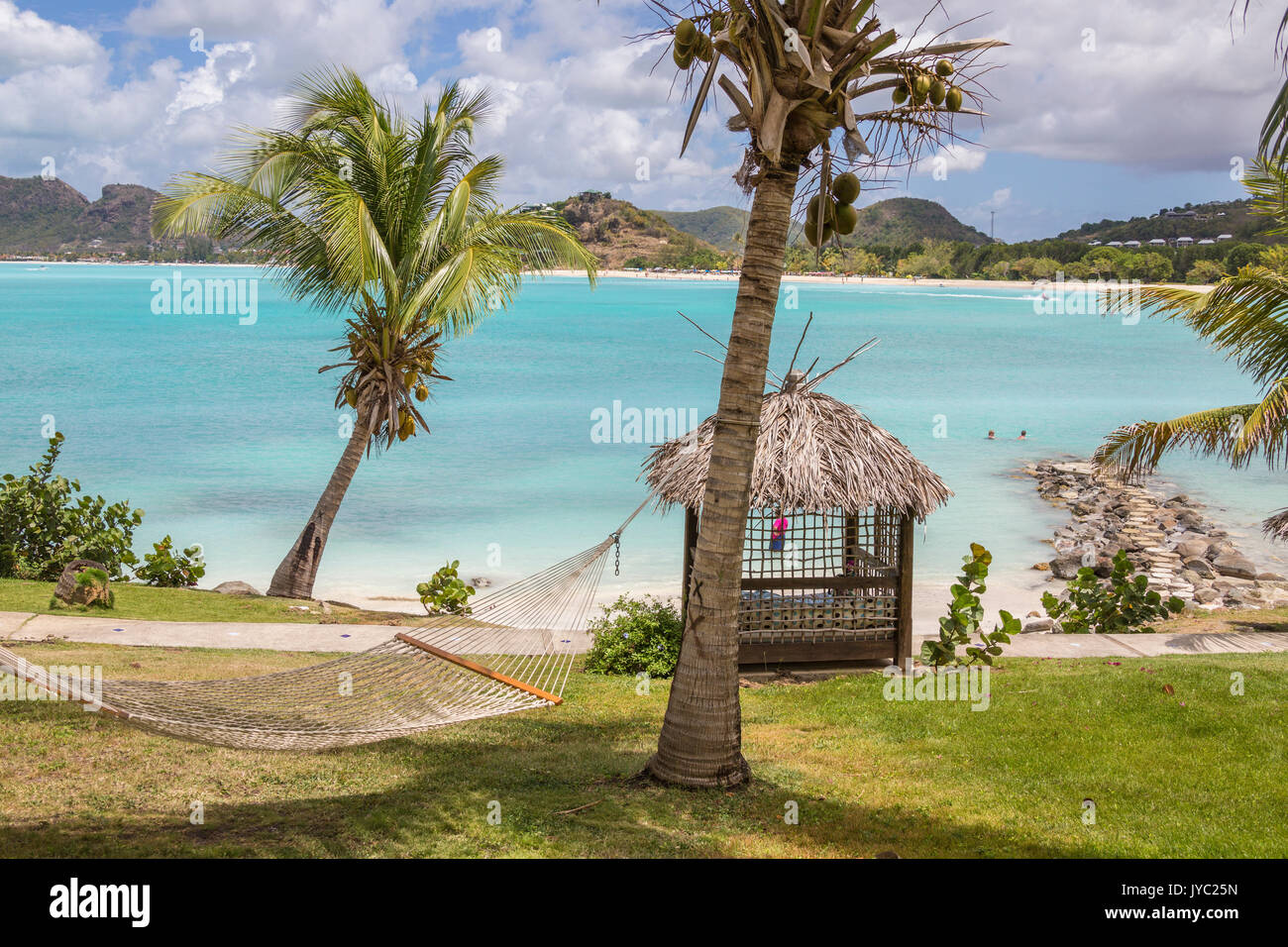 Amaca e palme circondata dal Mar dei Caraibi Ffryes Beach le roccie Antigua e Barbuda Isola sottovento West Indies Foto Stock