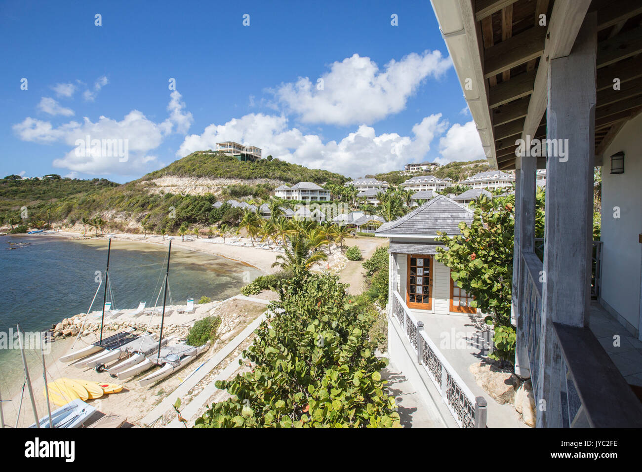 Vista dalla terrazza di un resort sul mare azzurro dei Caraibi Nonsuch Bay Antigua e Barbuda Isola sottovento West Indies Foto Stock