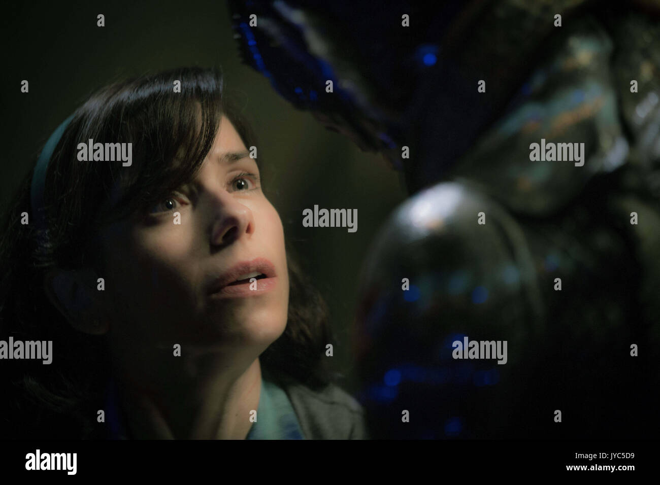 Data di rilascio: Dicembre 8, 2017 Titolo: la forma di acqua STUDIO: Fox Searchlight Pictures Regista: Guillermo del Toro trama: Un ultraterreno fiaba, sullo sfondo della guerra fredda era l'America circa 1963. In nascosta ad alta sicurezza laboratorio di governo dove lavora, lonely Elisa (Sally Hawkins) è intrappolato in una vita di silenzio e di isolamento. Elisa della vita è cambiato per sempre quando lei e co-lavoratore Zelda (Octavia Spencer) Scoprire un segreto classificati esperimento. STARRING: Sally Hawkins come Elisa. (Credito Immagine: © Fox Searchlight Pictures/Entertainment Immagini) Foto Stock
