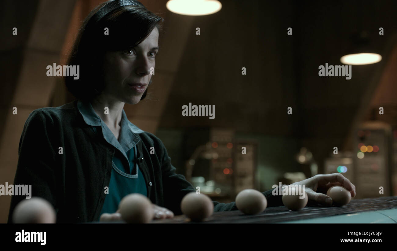 Data di rilascio: Dicembre 8, 2017 Titolo: la forma di acqua STUDIO: Fox Searchlight Pictures Regista: Guillermo del Toro trama: Un ultraterreno fiaba, sullo sfondo della guerra fredda era l'America circa 1963. In nascosta ad alta sicurezza laboratorio di governo dove lavora, lonely Elisa (Sally Hawkins) è intrappolato in una vita di silenzio e di isolamento. Elisa della vita è cambiato per sempre quando lei e co-lavoratore Zelda (Octavia Spencer) Scoprire un segreto classificati esperimento. STARRING: Sally Hawkins come Elisa. (Credito Immagine: © Fox Searchlight Pictures/Entertainment Immagini) Foto Stock