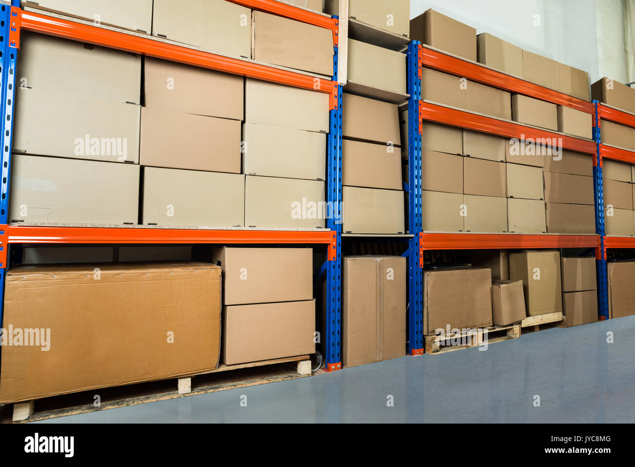 Scatole di cartone su scaffali in magazzino di distribuzione Foto stock -  Alamy