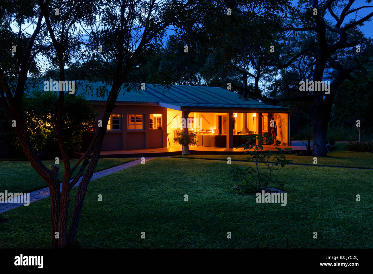 Fattoria di caccia Wildacker: Fattoria illuminata di notte, Kalahari settentrionale, Grootfontein District, Otjozondjupa Regione, Namibia Foto Stock