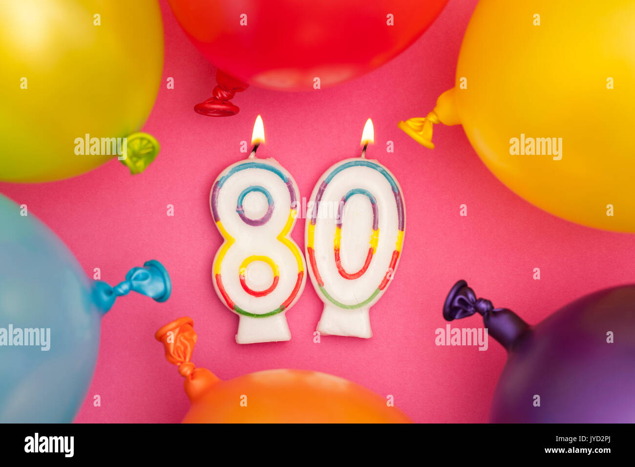 Buon compleanno numero 80 celebrazione candela con palloncini colorati Foto Stock