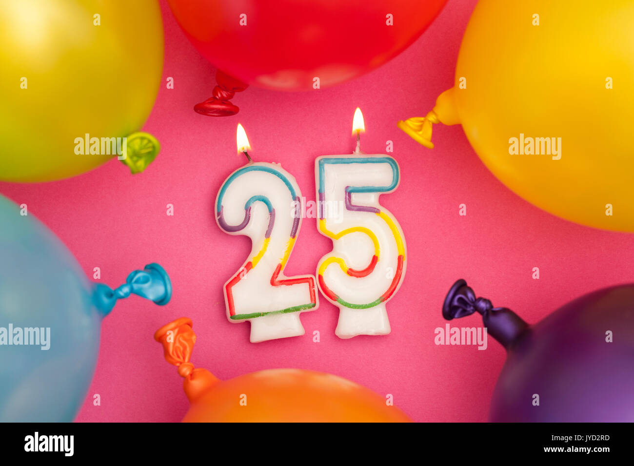 Buon compleanno numero 25 celebrazione candela con palloncini colorati Foto Stock