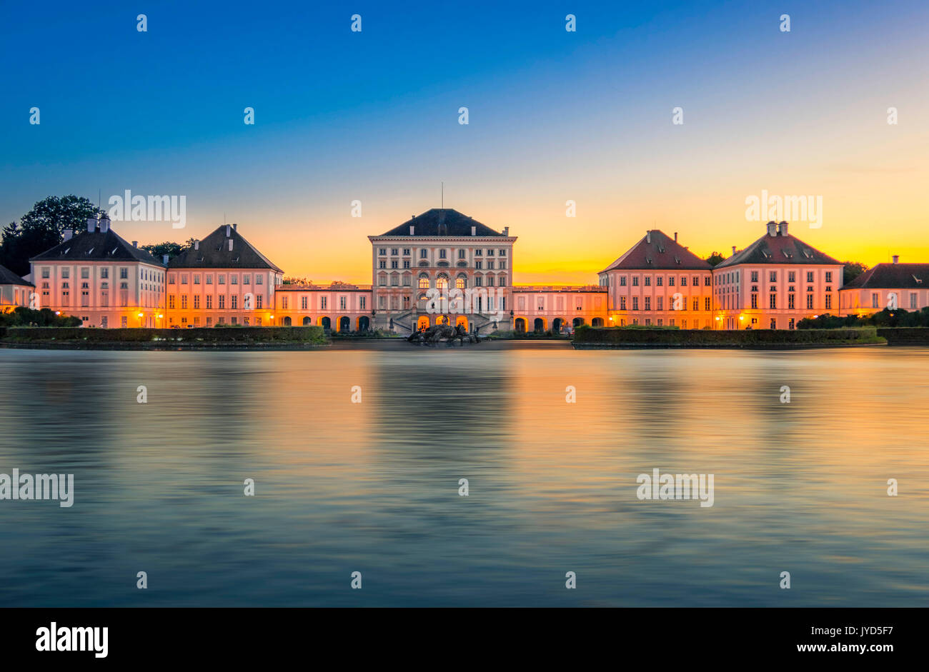 Il Palazzo di Nymphenburg al tramonto a Monaco di Baviera, Baviera, Germania, Europa Foto Stock