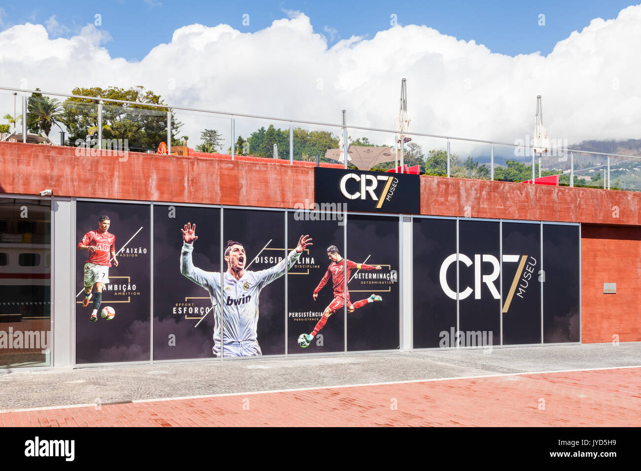 L'hotel e museo cristiano Ronaldo Pestana CR è raffigurato sul lungomare di Funchal sull'isola portoghese di Madeira. Foto Stock