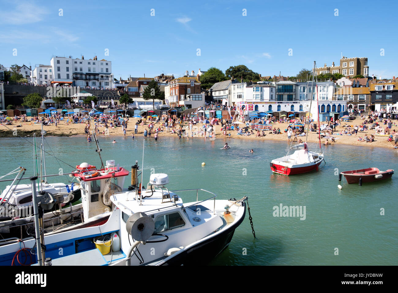 Vista di Viking Bay Beach in una giornata di sole con le barche dei pescatori in primo piano, Broadstairs cittadina balneare, Kent, England, Regno Unito Foto Stock