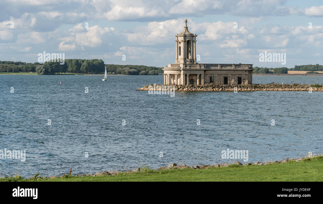 Chiesa britannica a Normanton estendentesi a Rutland acqua south shore Foto Stock