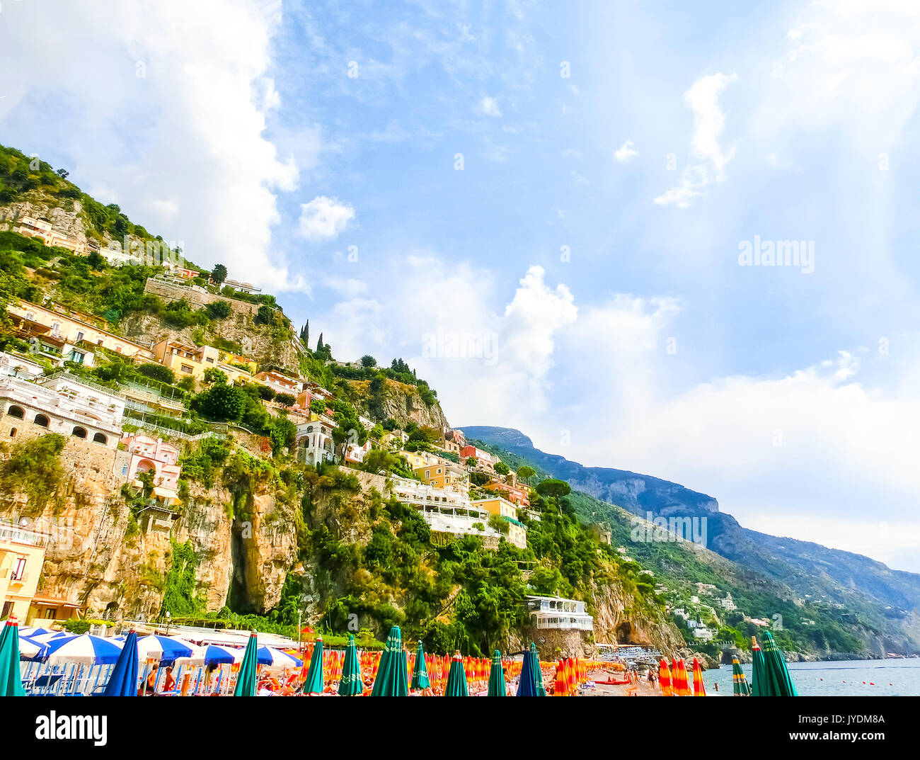 Positano, Italia - 11 Settembre 2015: Il popolo in appoggio a Positano, Italia lungo la splendida costa Amalfitana. Foto Stock