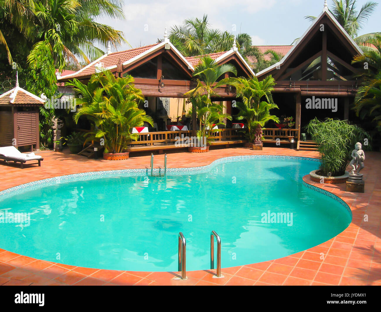 Siem Reap, Cambogia - Febbraio 16, 2011: un hotel Angkoriana in stile khmer Foto Stock