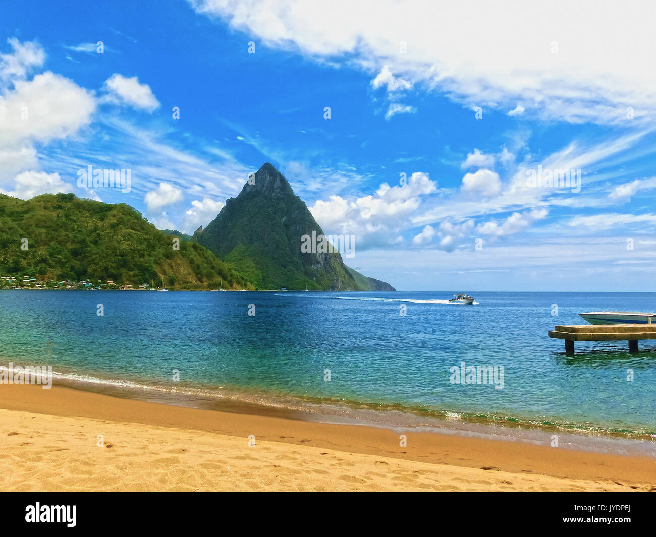 Splendida spiaggia bianca di Santa Lucia, nelle Isole dei Caraibi Foto Stock
