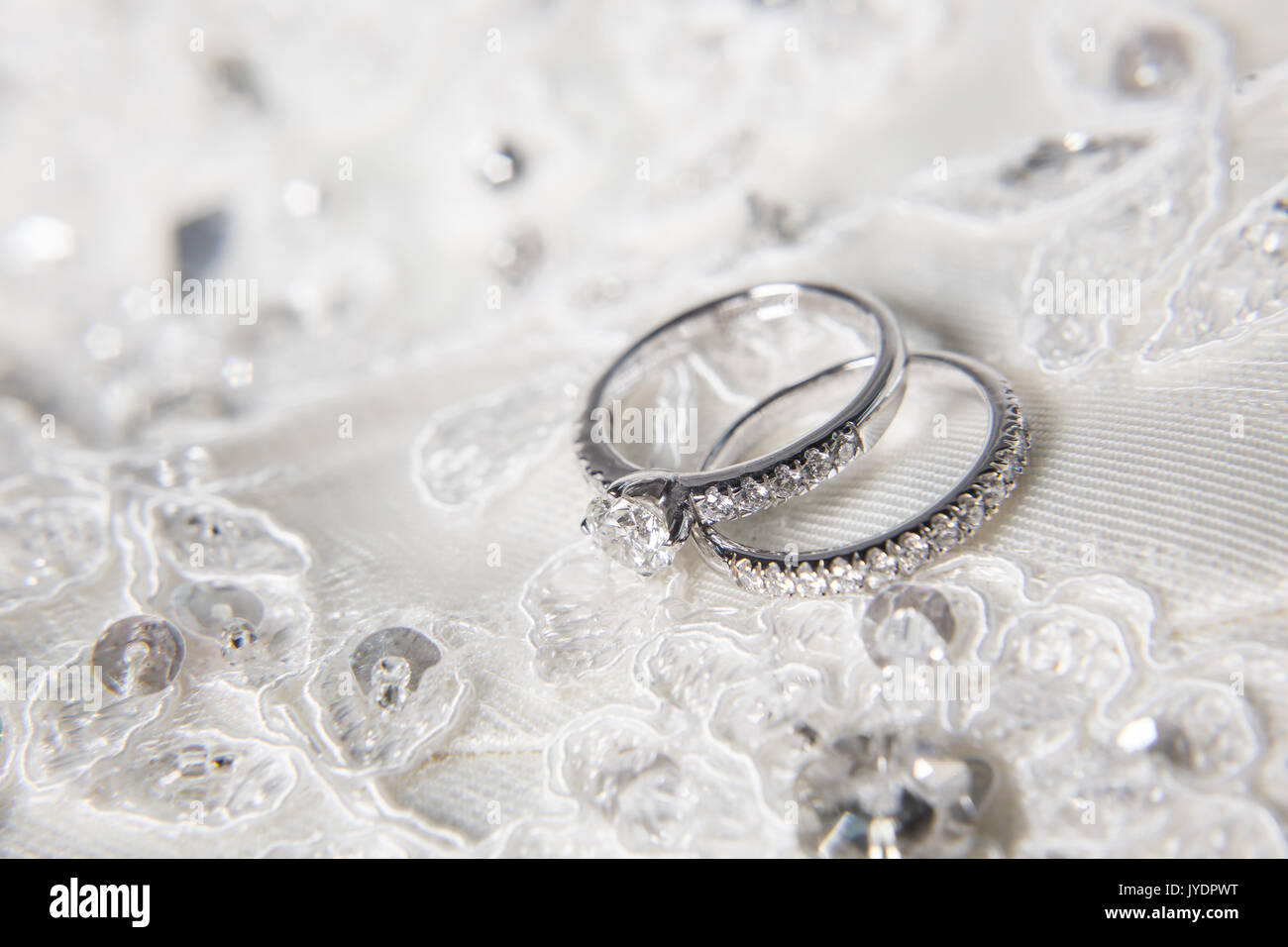 Due anelli di nozze di diamante su anelli di platino Foto Stock