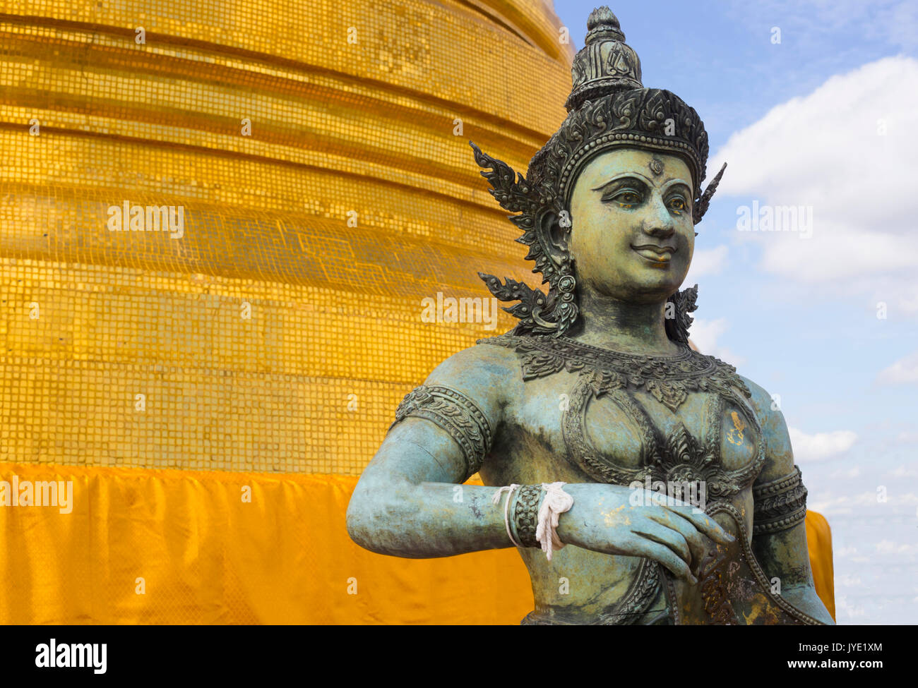 Statua buddista, Golden Mount, Wat Saket, Bangkok in Thailandia Foto Stock