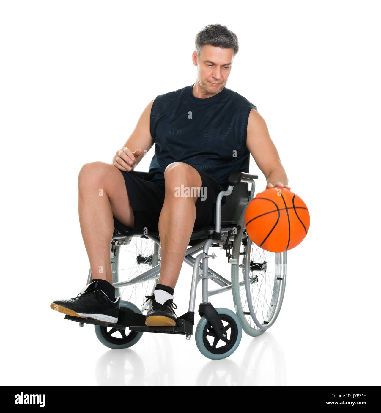 Lettore di disabili su sedia a rotelle tenendo la pallacanestro su sfondo bianco Foto Stock