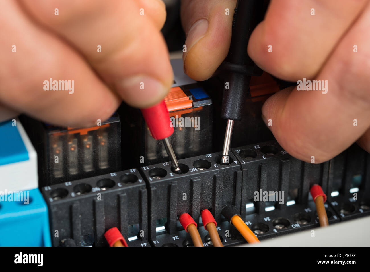 Close-up di un elettricista maschio fusibile di controllo con il multimetro Foto Stock