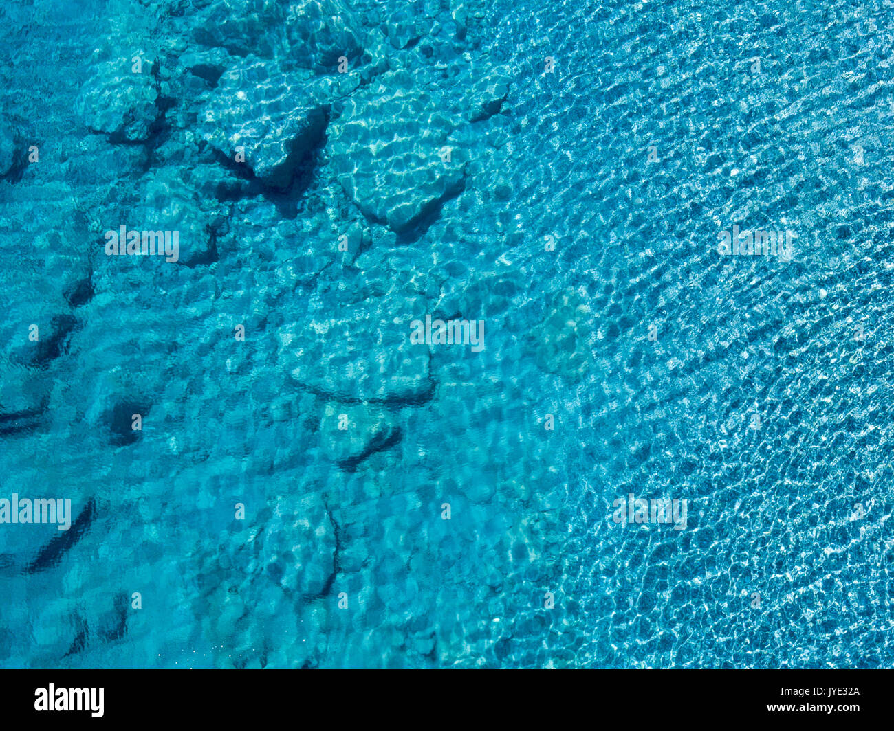 Vista aerea di rocce sul mare. Panoramica del fondale marino visto dal di sopra, di acqua trasparente Foto Stock