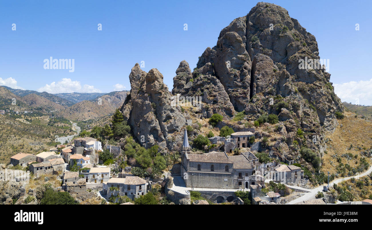 Vista aerea del piccolo borgo di Pentedattilo, chiesa e le rovine del villaggio abbandonato, colonia greca sul monte Calvario. Calabria. Italia Foto Stock