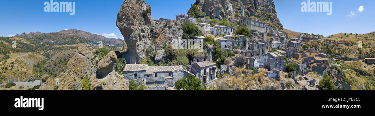 Vista aerea del piccolo borgo di Pentedattilo, chiesa e le rovine del villaggio abbandonato, colonia greca sul monte Calvario. Calabria. Italia Foto Stock