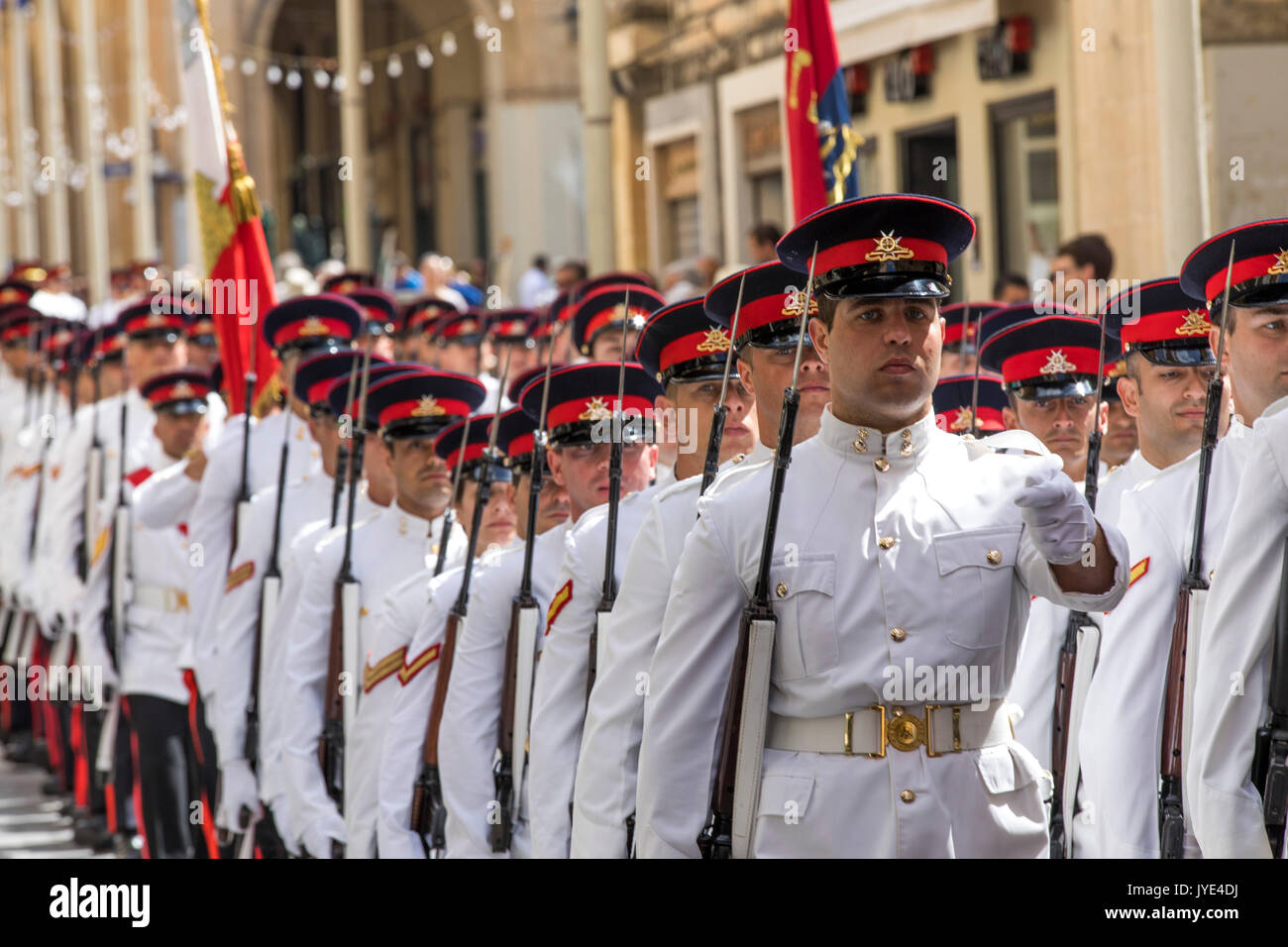 Sfilata dei Maltesi Esercito e Forze Armate di Malta, in parata uniforme, nella vecchia città di Valletta, sulla Repubblica Street, Foto Stock