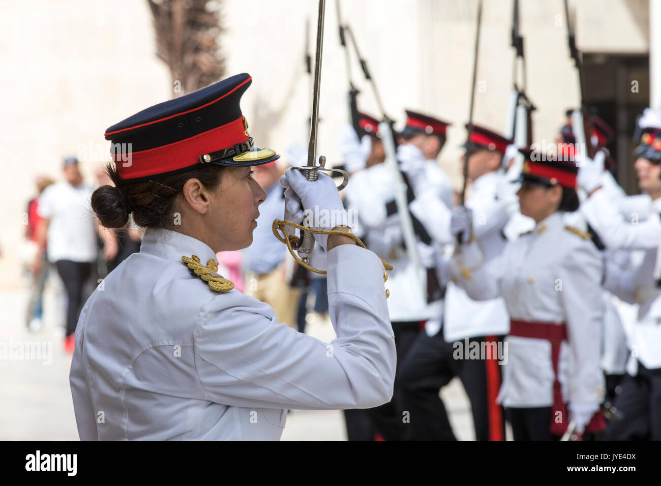 Sfilata dei Maltesi Esercito e Forze Armate di Malta, in parata uniforme, nella vecchia città di Valletta, sulla Repubblica Street, Foto Stock