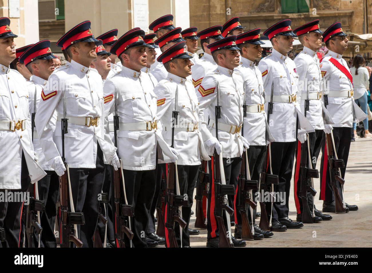 Sfilata dei Maltesi Esercito e Forze Armate di Malta, in parata uniforme, nella vecchia città di Valletta, sulla Repubblica Street, Foto Stock