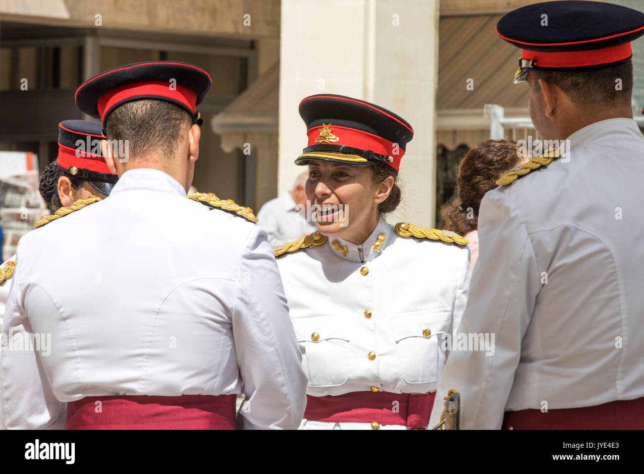 Sfilata dei Maltesi Esercito e Forze Armate di Malta, in parata uniforme, nella vecchia città di Valletta, sulla Repubblica Street, Foto Stock