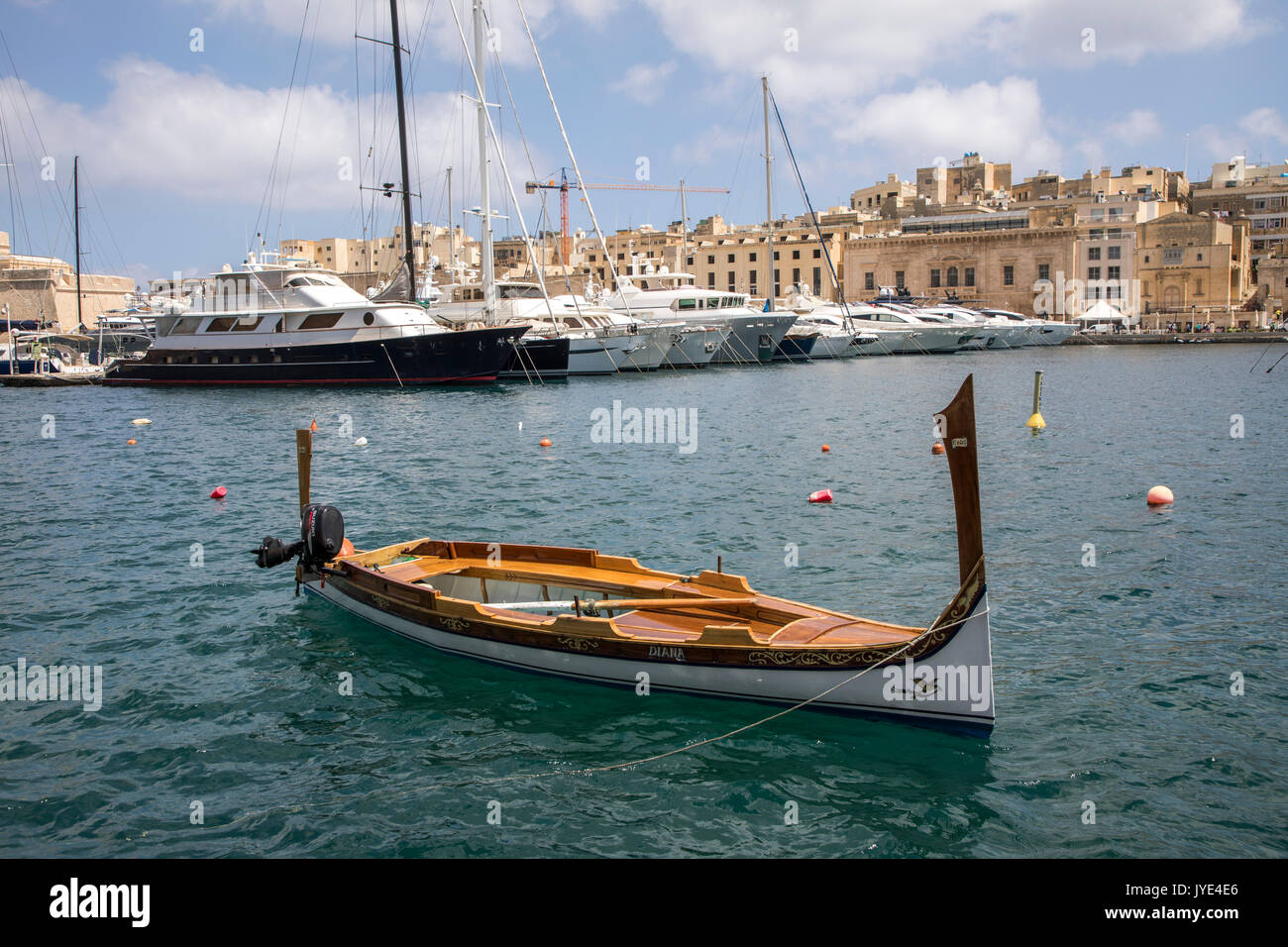 Malta, La Valletta, tipiche barche da pesca maltesi, dipinte a mano, chiamato Luzzu, utilizzato anche come un taxi acqueo in Grand Harbour, Foto Stock