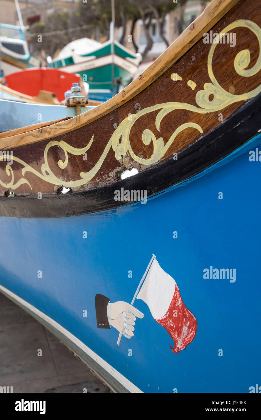 Malta, La Valletta, tipiche barche da pesca maltesi, dipinte a mano, chiamato Luzzu, utilizzato anche come un taxi acqueo in Grand Harbour, Foto Stock