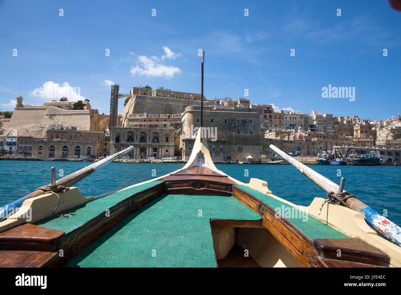 Malta, La Valletta, tipiche barche da pesca maltesi, dipinte a mano, chiamato Luzzu, utilizzato anche come un taxi acqueo in Grand Harbour, Foto Stock