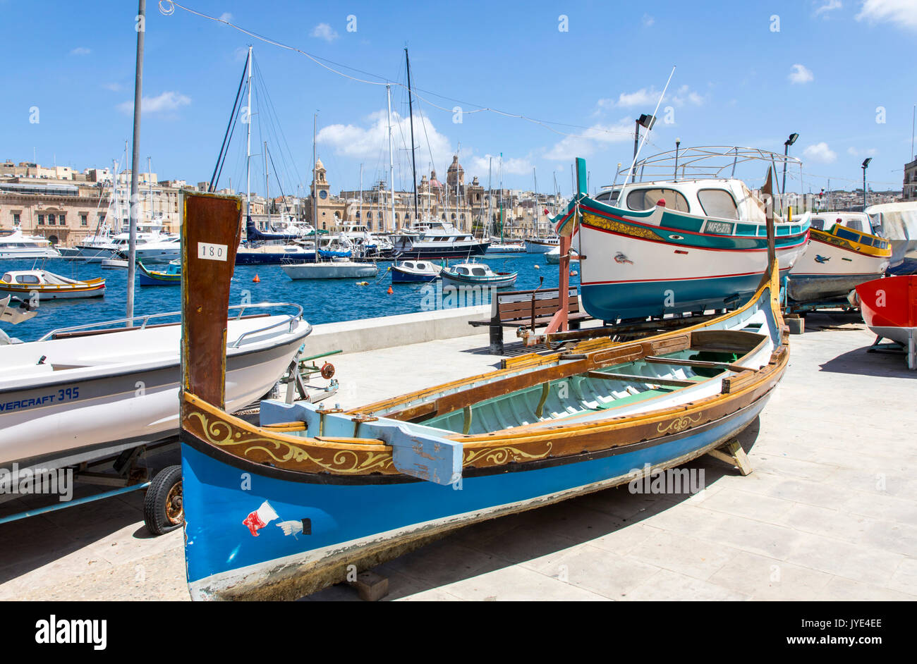 Malta, La Valletta, tipiche barche da pesca maltesi, dipinte a mano, chiamato Luzzu, utilizzato anche come un taxi acqueo in Grand Harbour, Foto Stock