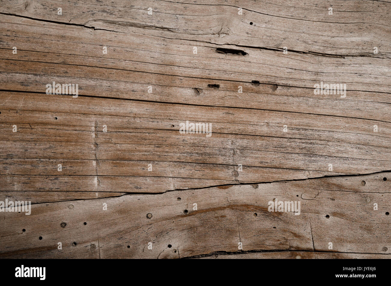 Texture, una vecchia scheda di colore marrone con fessure e buchi. La foto in orizzontale, sfondo Foto Stock