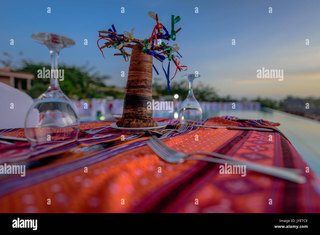 Romantico tavolo da pranzo sotto il sole tropicale in piscina Foto Stock