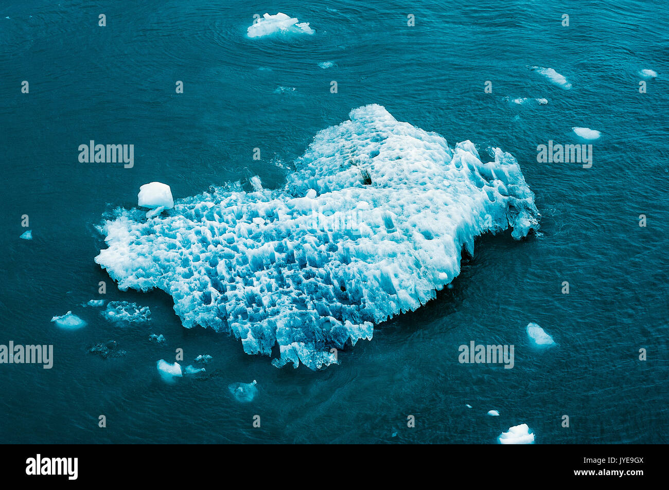Iceberg galleggianti in oceano, Alaska, Stati Uniti d'America. Foto Stock