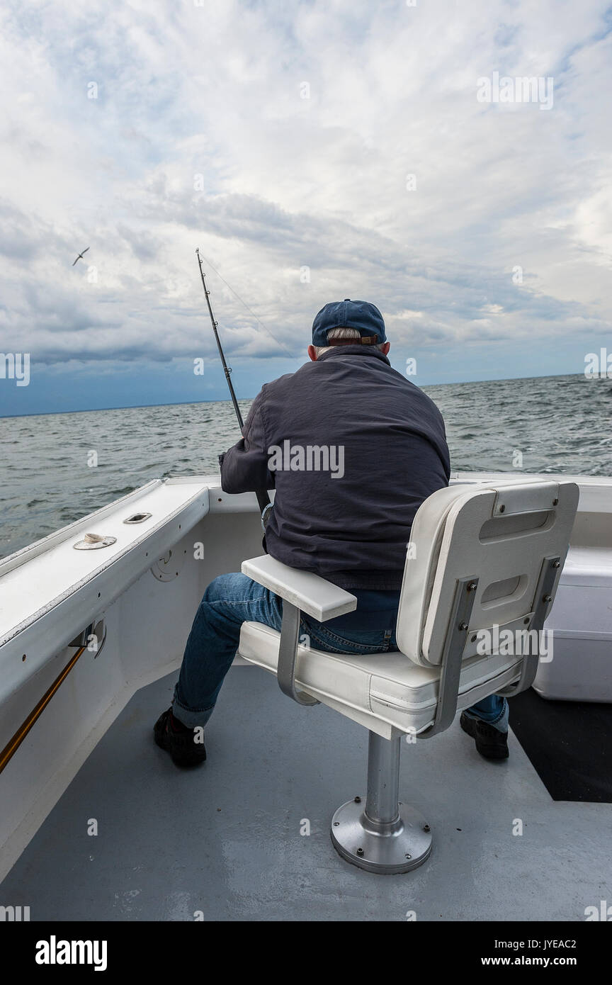 L'uomo sport pesca dalla barca. Foto Stock