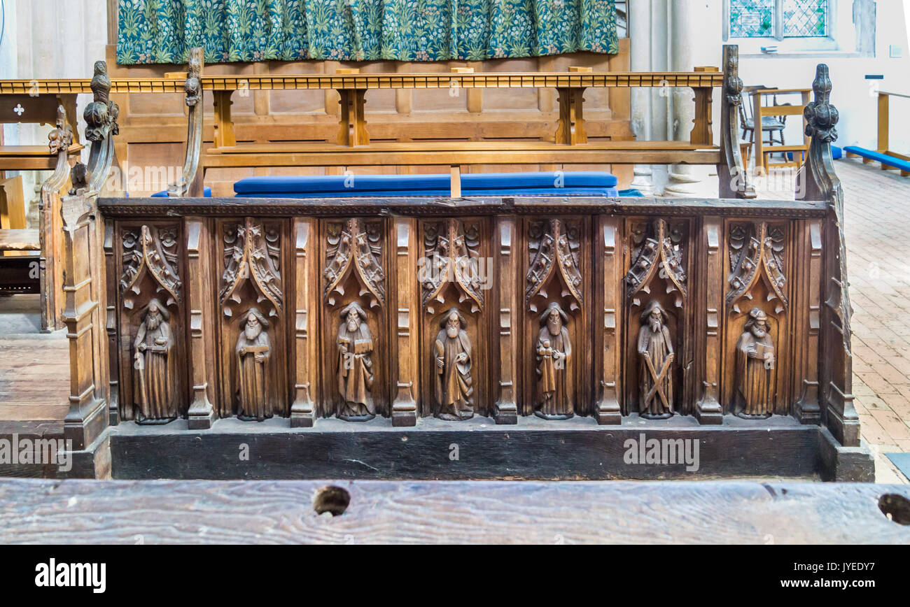 Medievale stalli del coro intagliato con figure di santi e apostoli, Interno della chiesa della Santa Trinità, Blythburgh, Suffolk, Inghilterra Foto Stock