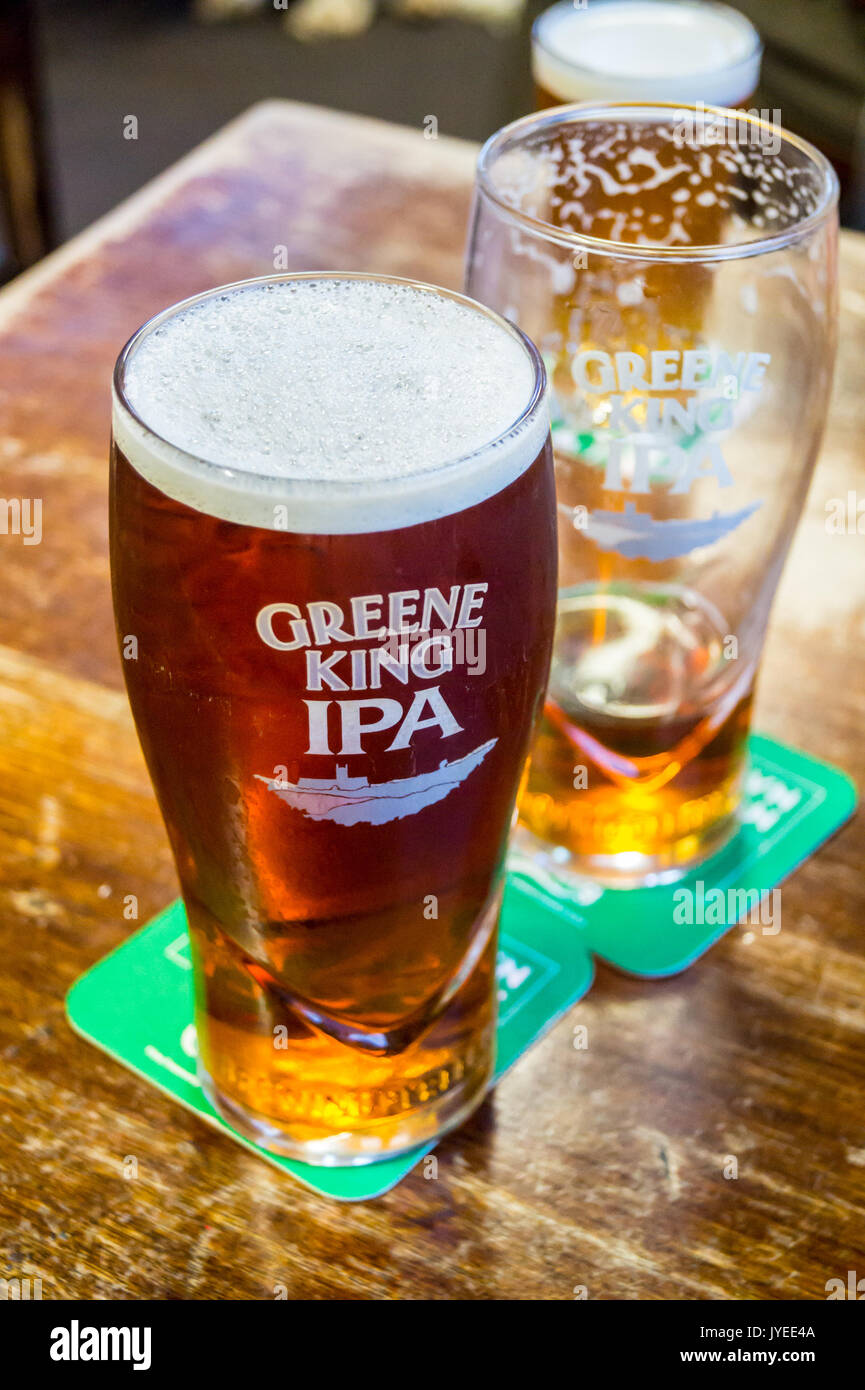 Bicchieri di Greene King IPA real ale su un bar presso il Crown Inn, a Leiston, Suffolk, Inghilterra Foto Stock