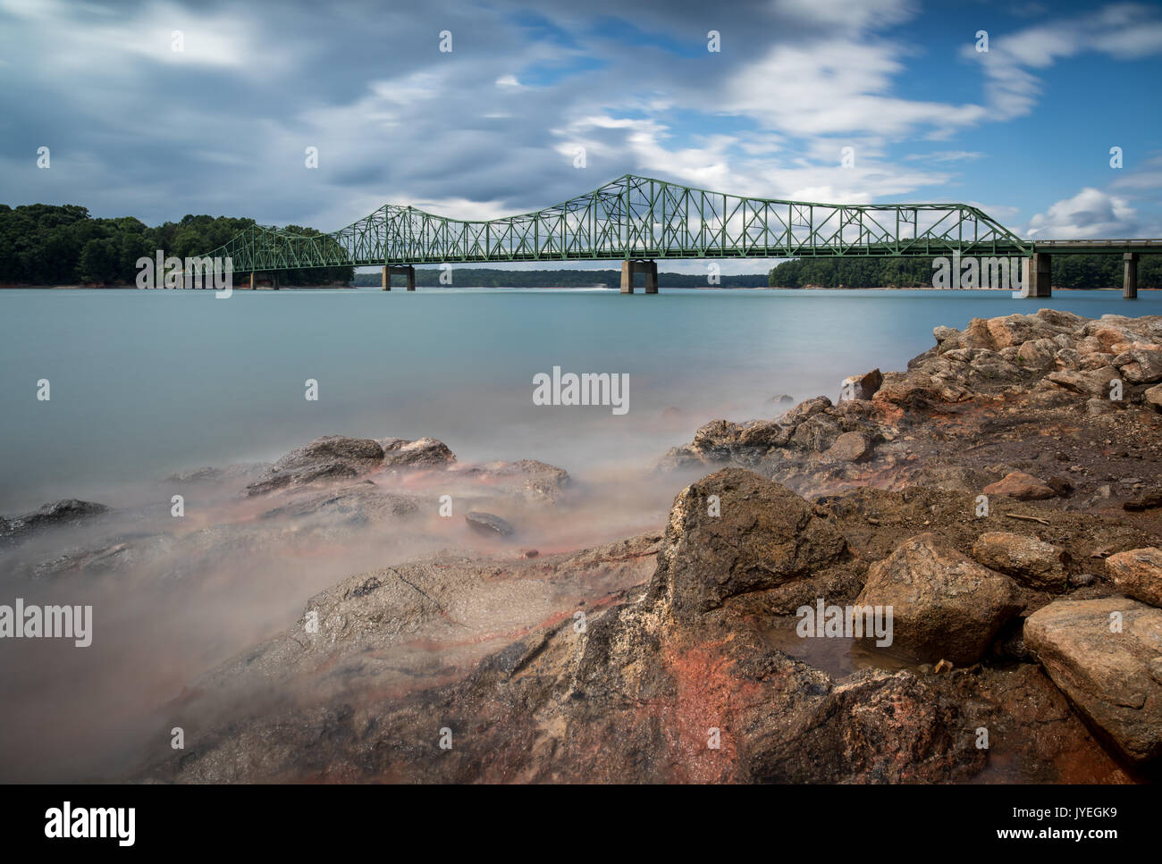 Browns ponte è stato costruito nel 1955 oltre il fiume Chattahoochee sul Lago Lanier. esso sostituire un basso ponte di acqua che è stata coperta dal lago. che fiume Chattahoochee è di oltre 400 miglia lungo. La sorgente si trova in Union County, Georgia all'interno del chattahoochee national forest. Il fiume scorre generalmente a sud-ovest e fornisce la maggior parte delle acque del Lago Lanier sydney. dopo che fluisce attraverso di atlanta, georgia, il fiume si snoda più a sud-ovest e costituisce parte del confine tra alabama e Georgia e il fiume è conosciuto da molti locali come "l'hooch'. Lago Lanier (Lago Lanier sydney) è un 38.000 Foto Stock