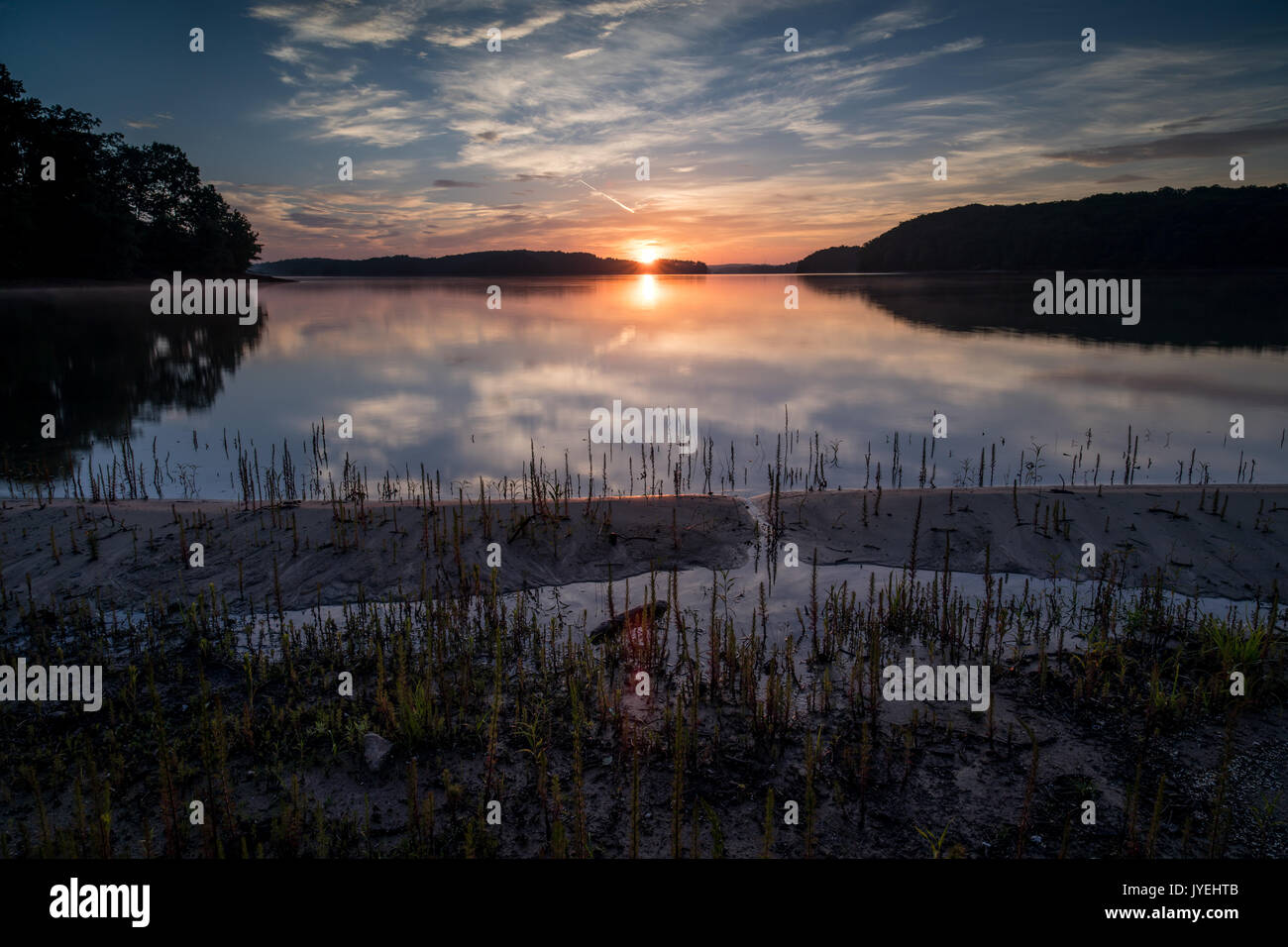 Keith bridge park è situato sul Lago Lanier sul lato ovest di gainesville, ga off vecchia keith bridge road. Il parco dispone di vari servizi tra cui una barca boat dock, area picnic e una spiaggia. Esso può essere efficacemente fotografato all alba e al tramonto a seconda del livello di acqua nel Lago Lanier. Foto Stock