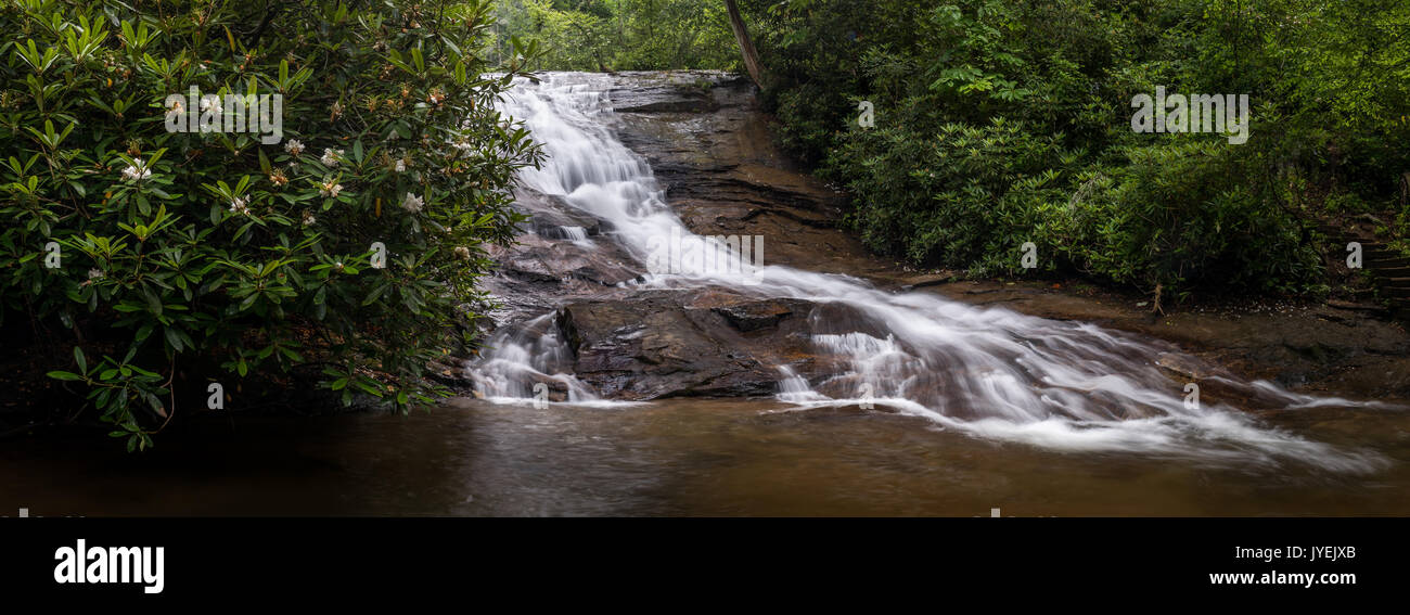 Helton Creek Falls si trova in Union County, georgia off di helton creek road. la strada stessa è piuttosto grezzo da qualsiasi direzione ma la passeggiata alle cascate è molto breve. la Upper Falls sono circa 50 ft. ALTA e sono molto ripide slitta con una grande piscina a tuffo in fondo. Le cascate inferiori sono di circa 9 metri e alta cascata off di un relativamente graduale pendenza di una grandezza decente piscina a tuffo nella parte inferiore. Foto Stock