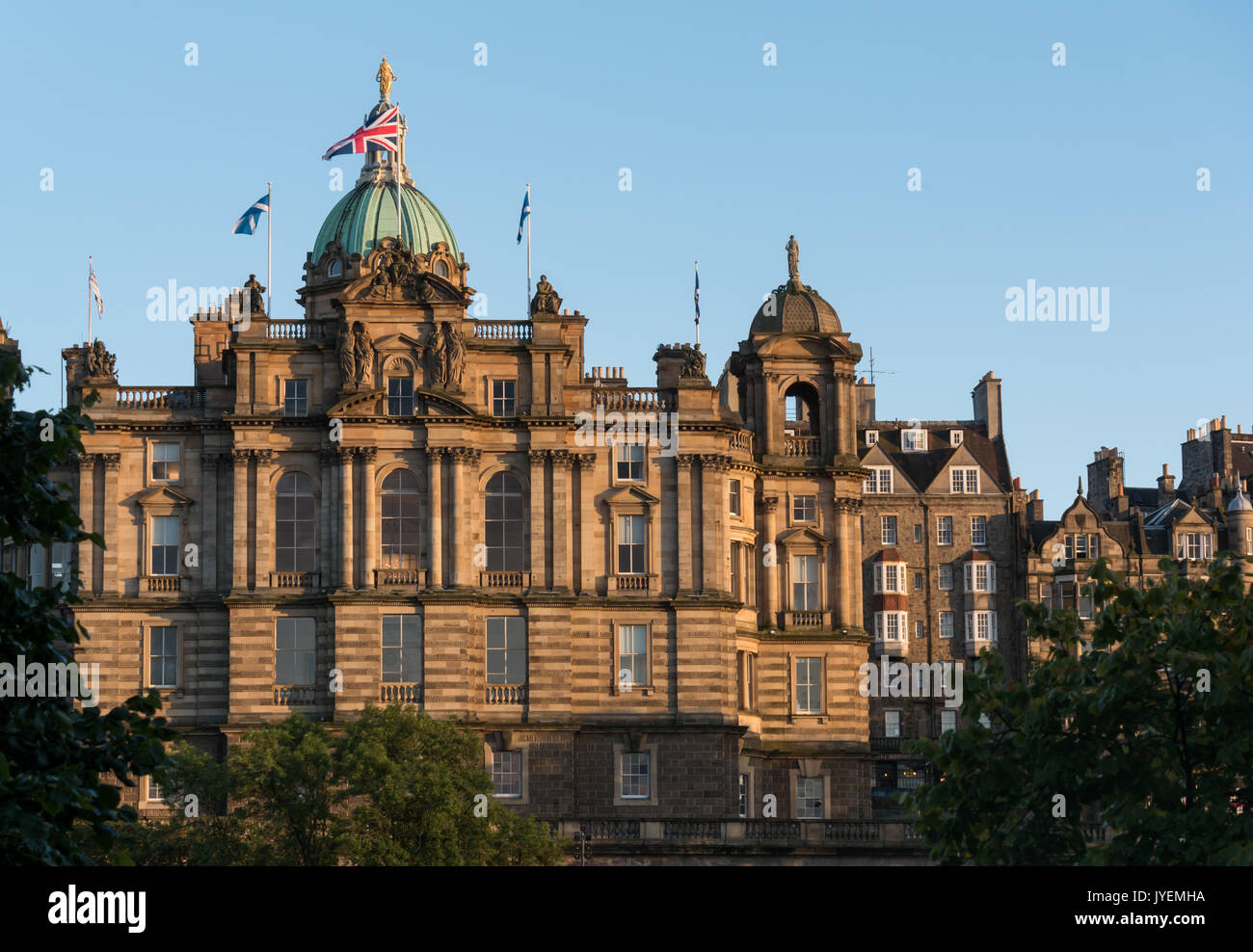 Sole di sera il grande edificio sulla Montagnola, Bank of Scotland, sede scozzese Lloyds Banking Group, Princes St Gardens, Edimburgo, Scozia, Regno Unito Foto Stock