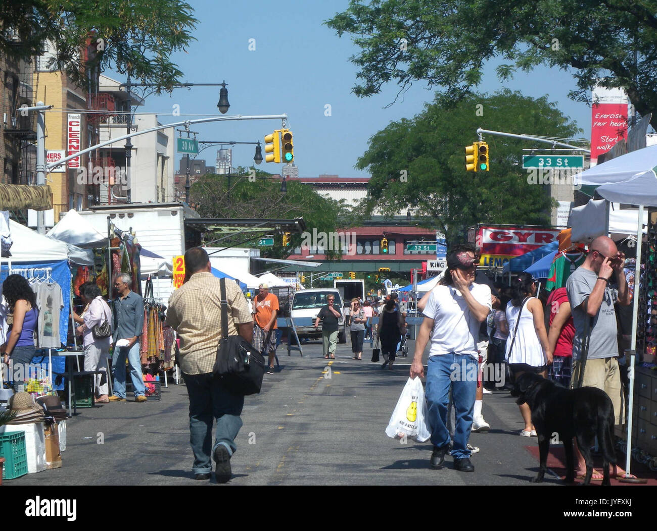 Questo si riferisce ad una posizione al 30 Avenue BMT, vicino alla 34th Street, e potrebbe riferirsi ad un punto di riferimento storico o architettonico. La posizione è probabilmente situata in una città con importanti infrastrutture di trasporto, che riflettono la vita urbana all'inizio del XX secolo. Foto Stock