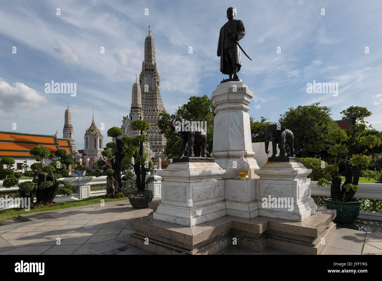 Phra Phutthaloetla Naphalai o Re Rama II del Siam statua situata al Wat Arun o il tempio dell'alba, Bangkok, Thailandia Foto Stock