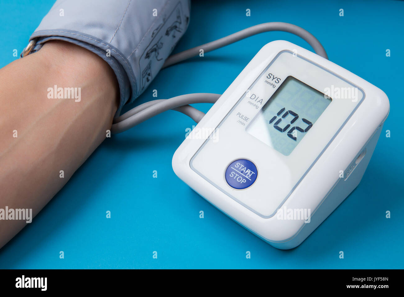 La misura della pressione del sangue con apparecchiature digitali Foto Stock