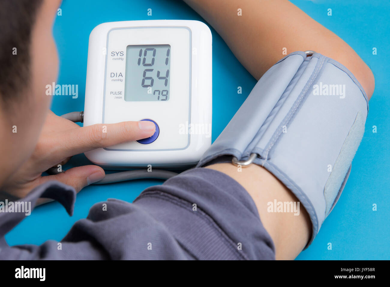 La misura della pressione del sangue con apparecchiature digitali Foto Stock