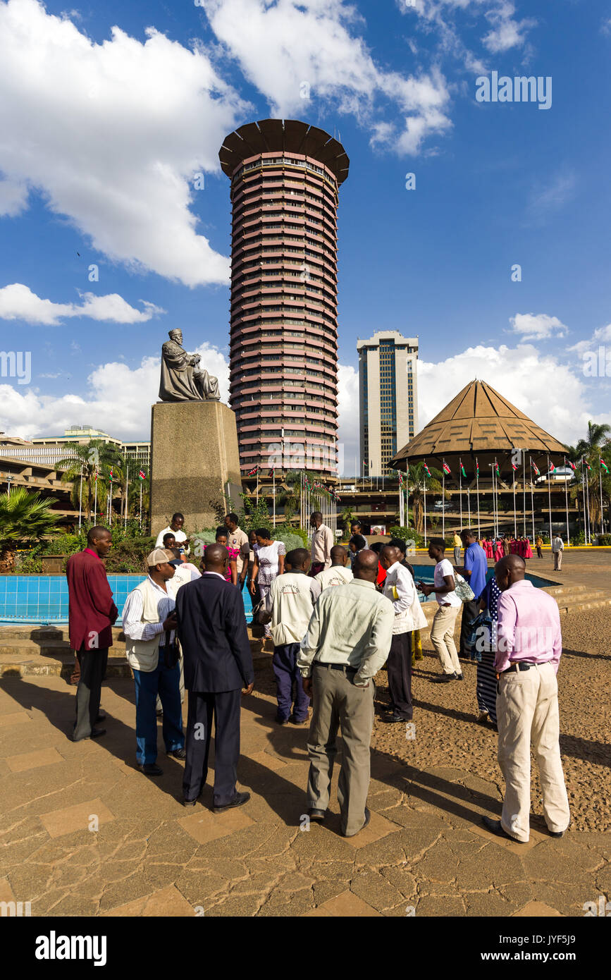 Persone in piedi da Jomo Kenyatta statua con Kenyatta International Convention Center in background, Nairobi, Kenia Foto Stock