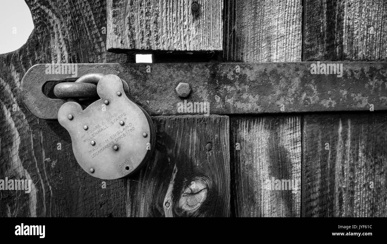 Un close-up di un'annata lucchetto chiuso Foto Stock