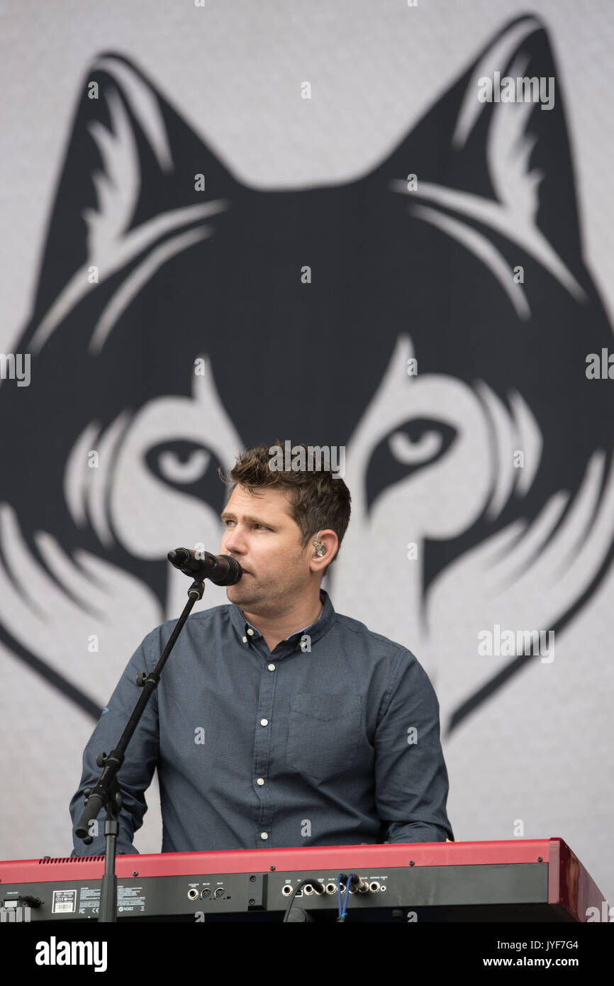 Roy Stride di scouting per ragazze esegue sul Supervene stadio a V Festival a Weston Park a Shifnal, Staffordshire. Foto Stock