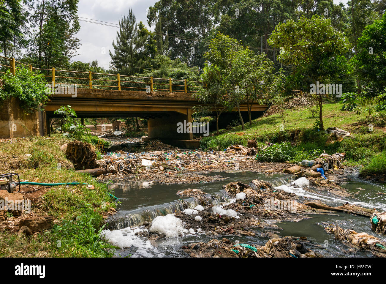 Bottiglie di plastica e altri rifiuti spazzatura bloccando il fiume di Nairobi, Kenya Foto Stock