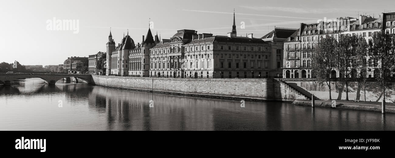 Bianco & Nero vista la mattina della Conciergerie sulla Ile de la Cite e il Fiume Senna, Parigi, 1° Arrondissement. Francia Foto Stock