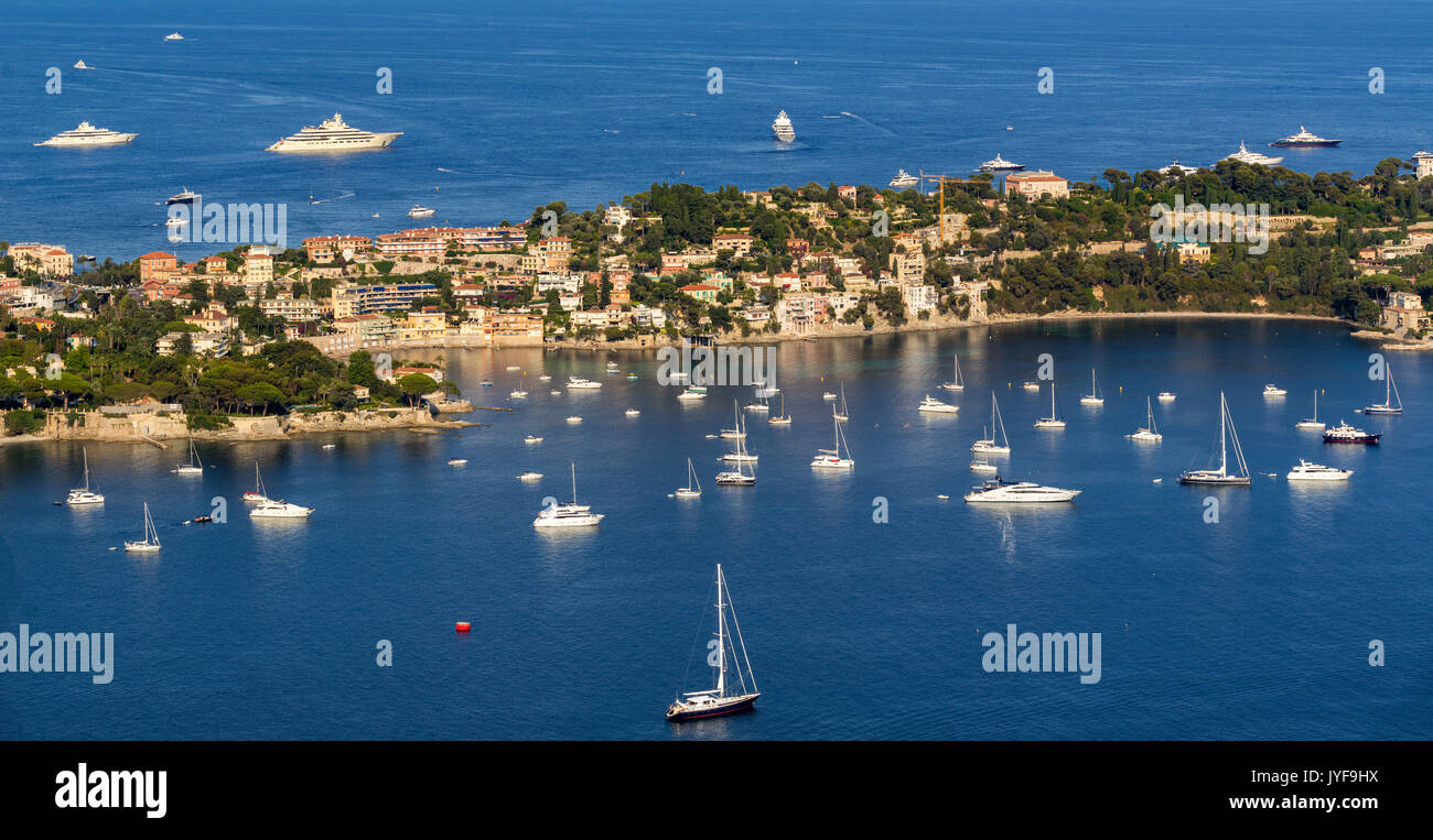 Saint-Jean-Cap-Ferrat e Espalmador Bay con yacht e imbarcazioni turistiche in estate. Costa Azzurra, Francia Foto Stock